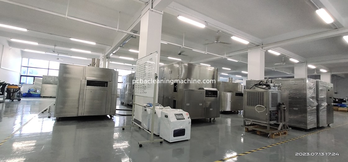 El tipo de lote de PCBA lava a chorro la máquina del deflux con 3 múltiples del espray 2 capas de PCBA del gabinete de la cesta 1wash