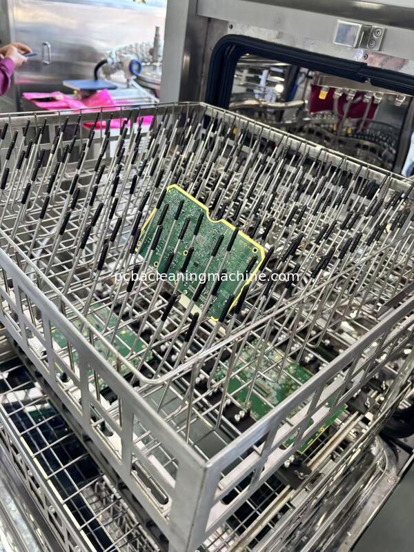 Eliminar las manchas en la PCBA utilizando un agente de limpieza químico SME-5600T aplicación principal Electrónica automotriz PCBA PCBA militar PCBA aeroespacial PCBA Telecomunicaciones PCBA Dispositivos médicos PCBA Medidores digitales PCBA MáquinaFeatu