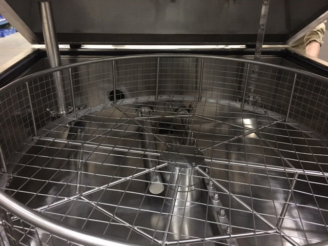 Procesando las piezas automáticas lave a chorro la máquina que procesa la partícula de la resina del aceite saca el polvo del limpiador dual del espray de la estación