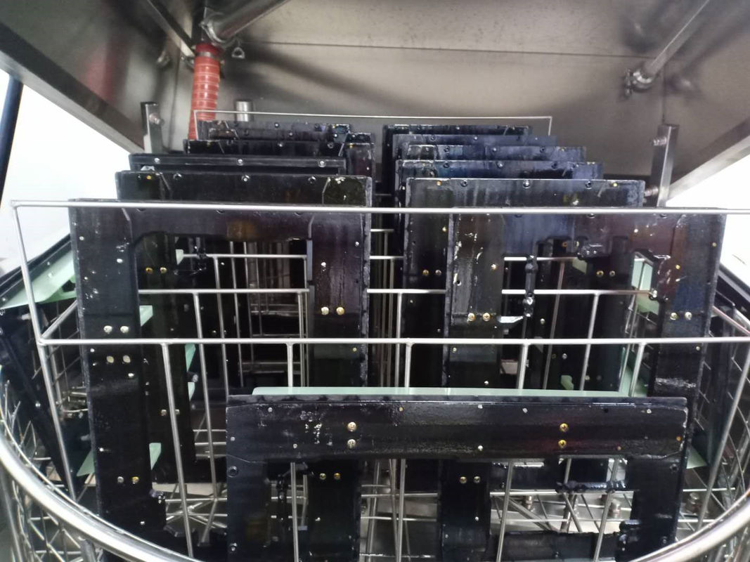 Procesando las piezas automáticas lave a chorro la máquina que procesa la partícula de la resina del aceite saca el polvo del limpiador dual del espray de la estación